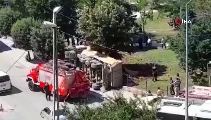 İstanbul Eyüpsultan'da hafriyat kamyonu devrildi! Vatandaşlar ölümden döndü: O anlar kamerada - 5