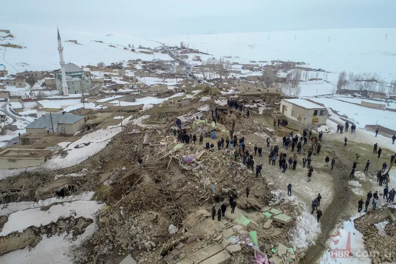 Van'daki göçük altından 3 çocuk cesedi çıkartan itfaiyeci konuştu 12
