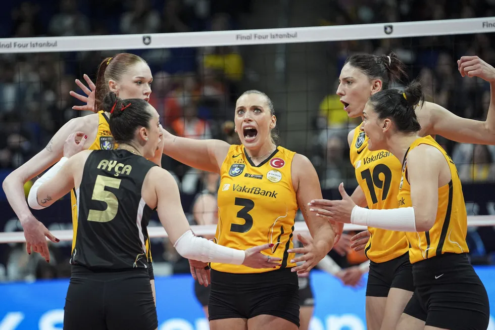avrupanin-zirvesinde-turk-finali-vakifbank-ile-eczacibasi-karsi-karsiya-1777820566352.jpg Avrupa’nın zirvesinde Türk finali! Vakıfbank ile Eczacıbaşı karşı karşıya - 1