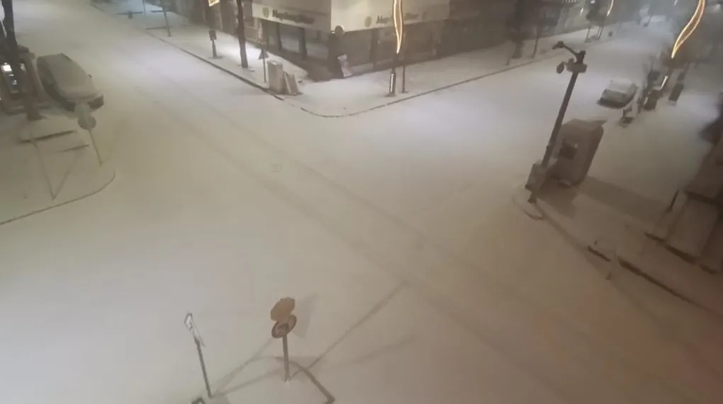 Kars'ta kar sürprizi! Sokaklar bembeyaz oldu