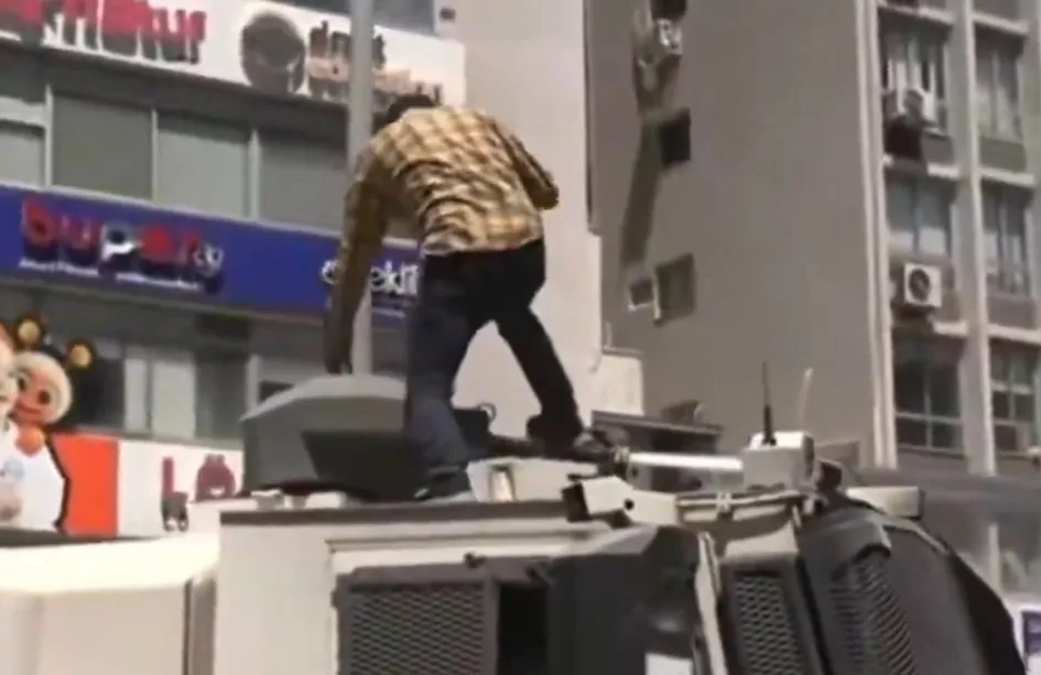 chpli-provokator-is-basinda-tomaya-cikip-zarar-verdi-1779794233448.jpeg CHP'li provokatör iş başında! TOMA'ya çıkıp zarar verdi | Özgür Özel de TOMA'ya tırmanmıştı - 2