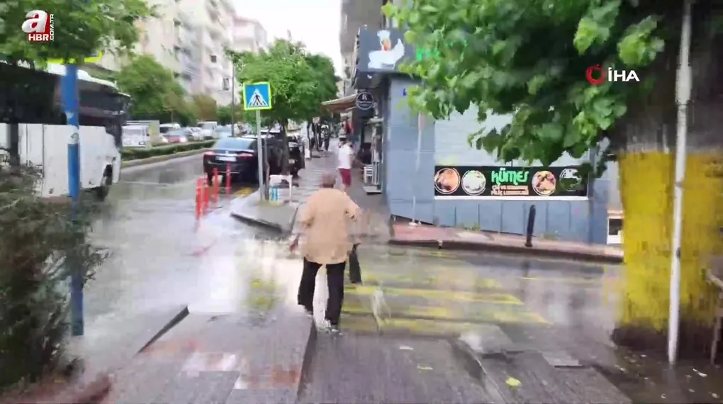 On dakika yağdı yollar göle döndü