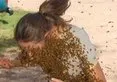 Arılar bir anda saldırdı 🐝 Genç kadın hayatının şokunu yaşadı