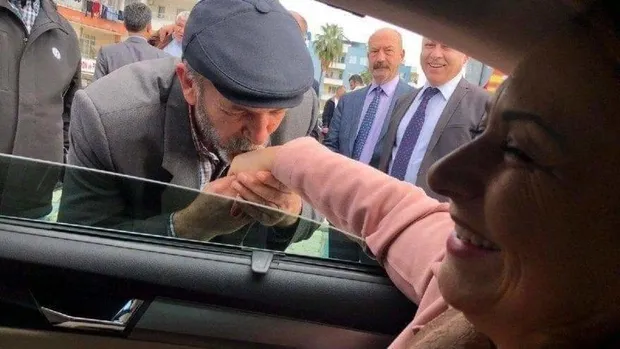 CHP’li Müzeyyen Şevkin yaşlı adama elini öptürdü