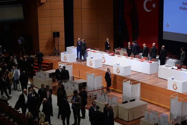 Galatasaray’da Burak Elmas ve yönetimi idari yönden ibra edilmedi!