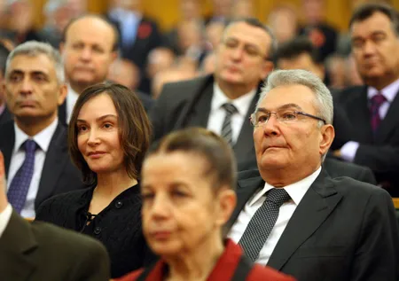 Deniz Baykal'ın kızı Aslı Baykal fondaş medyayı sert sözlerle eleştirdi: Tarafsız değiller