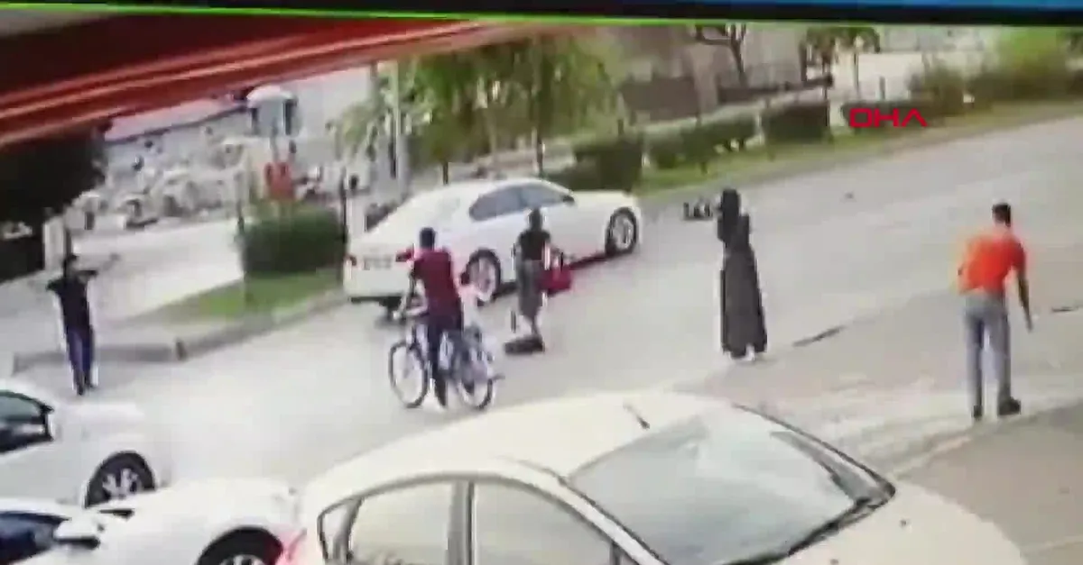 Annesinin elini bırakan küçük kıza yaya geçidinde araba çarptı