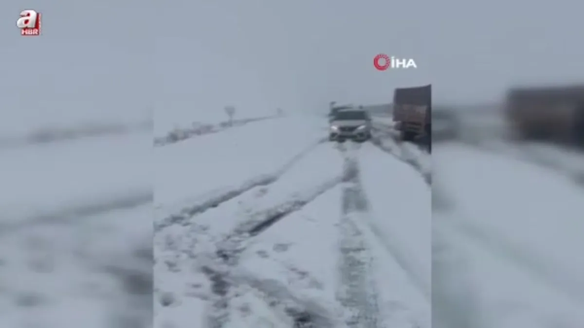 Kars'ta onlarca araç karda mahsur kaldı