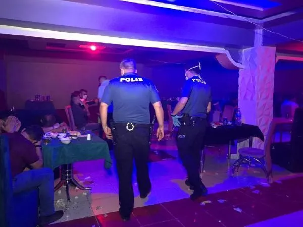 Konya'da eğlence merkezine baskın: 45 kişiye ceza kesildi - 3