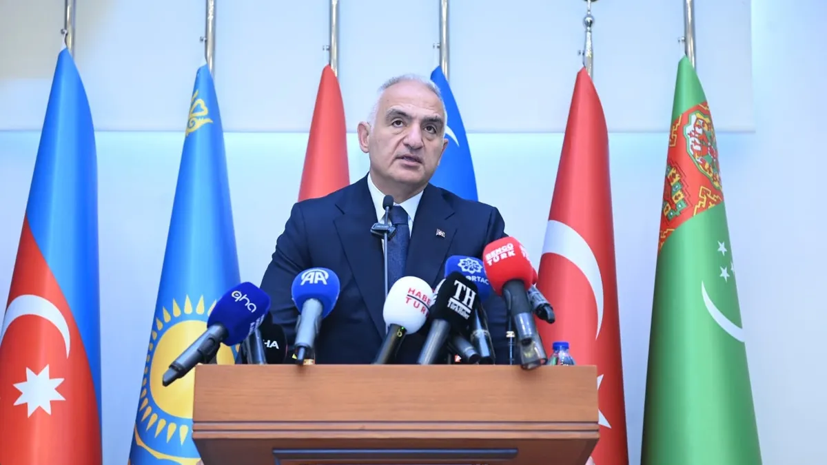 Bakan Ersoy: Yeni neslin öz kimliklerini sahiplenmesini sağlamakla mükellefiz