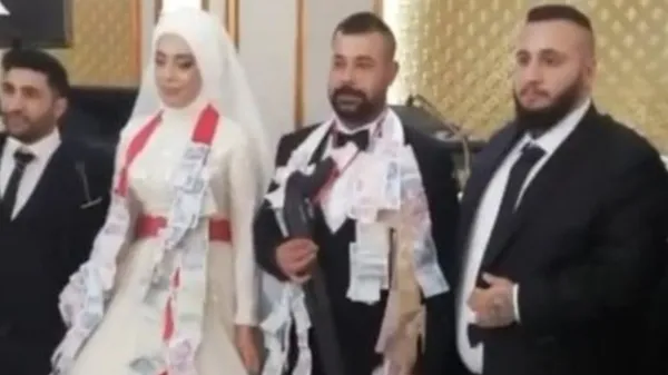 yeni-evlenen-cifte-tuhaf-taki-gelinin-surati-dustu-1638879428985.jpg Yeni evlenen çifte tuhaf takı! Gelinin suratı düştü - 8