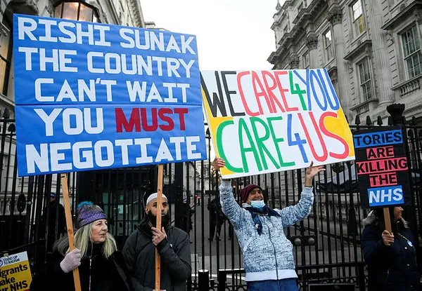 Paris ve Londra alev alev! Binlerce kişi protesto için sokaklara indi! Hedeflerinde emeklilik reformu ve maaş artışı var...
