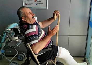Kurban Bayramı'nda üzerine inek düştü: Sağ diz kapağı kırılan Şeref Deniz Beloğlu hastaneye kaldırıldı
