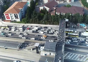 İstanbul'da metrobüs hattındaki çalışma trafiği felç etti