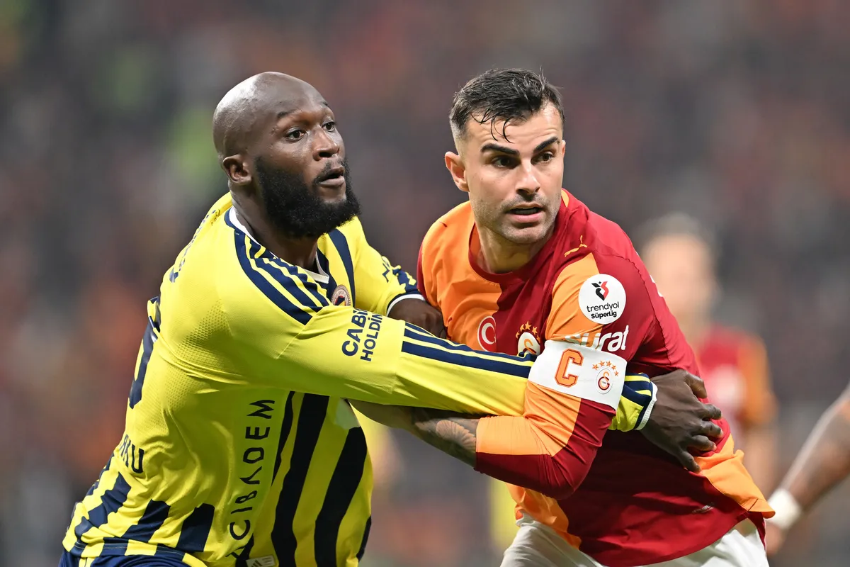 Galatasaray evinde Fenerbahçe’yi 2-1 ile geçti: Çekişmeli derbide gülen taraf Aslan! - 1