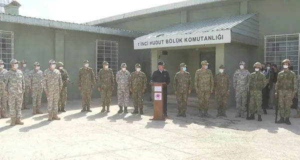 son-dakika-bakan-akar-sinirin-sifir-noktasinda-mehmetcikin-bayramini-kutladi-1620905072123.jpg Son dakika: Bakan Akar sınırın sıfır noktasında! Mehmetçik'in bayramını kutladı - 1