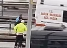 Metrobüsün kapısına rögar kapağı çarptı!