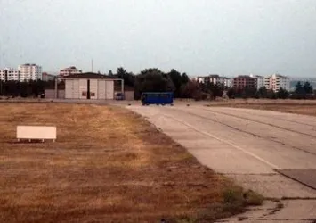 Diyarbakır'da uçak pistlerine araçlar park edilmiş