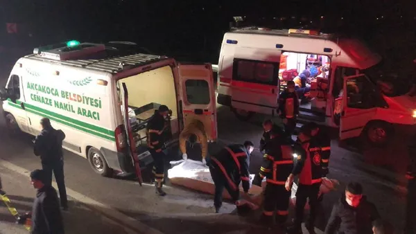 1616875416565.jpg Düzce'de feci kaza! 3 kişi öldü 11 kişi yaralandı - 2