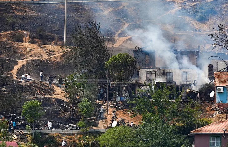 İzmir'de alevler yerleşim yerlerine sıçradı! Bazı evler yandı