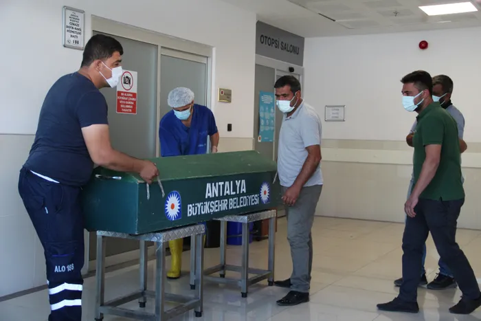 Bir babanın yıkıldığı an! Derede bulunan Ecrin'in cenazesini gözyaşlarıyla teslim aldı - 4