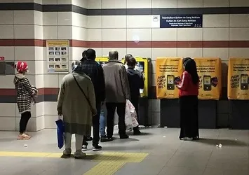 İstanbullular toplu taşımaya binecek kart bulamıyor! Kartı olanlarsa para yükleyemiyor! İstanbulkart makineleri hala bozuk