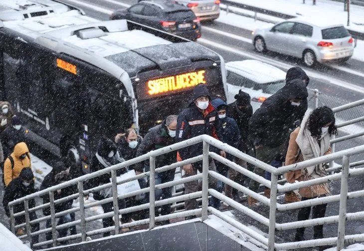 İstanbul kar yağışı son dakika | Yola çıkacaklar dikkat! İstanbul’da trafik kilit