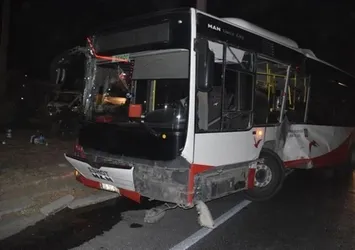 İzmir'de feci kaza! Belediye otobüsü duvara çarptı