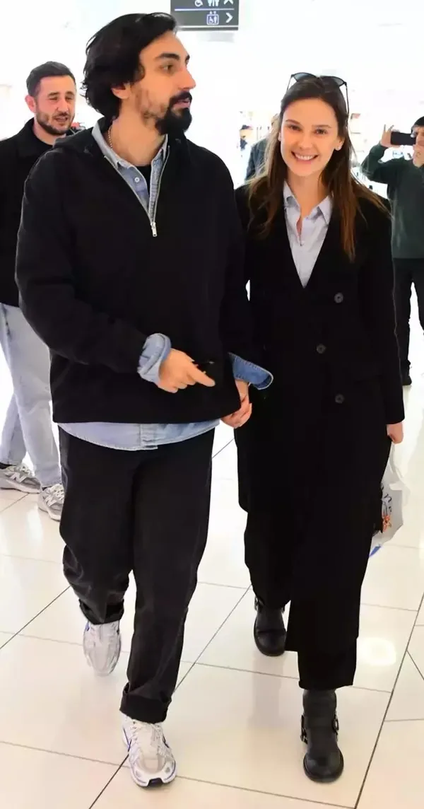 alina-boz-ve-umut-evirgenin-balayi-planlari-suya-dustu-dugunden-sonra-toparlayamadik-1702705370030.jpeg Alina Boz ve Umut Evirgen'in balayı planları suya düştü! "Düğünden sonra toparlayamadık" - 4