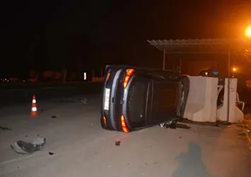 Otomobil polis kontrol noktasındaki bariyere çarptı