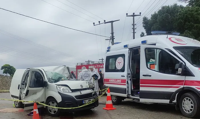 1716538629475.jpg İznik'te katliam gibi kaza! TIR'ın dorsesiyle hafif ticari araca vurdu! 3 ölü 4 yaralı... - 1