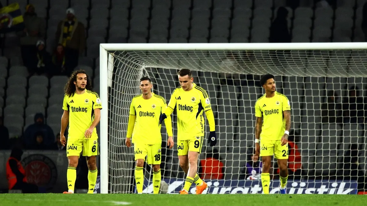 Fatih Karagümrük mağlubiyeti sonrası Fenerbahçe taraftarları “İstifa” sloganları attı