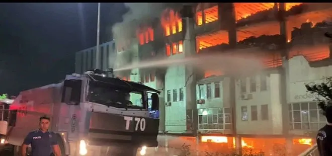 Başakşehir’de fabrikada çıkan yangını söndürme çalışmaları sürüyor