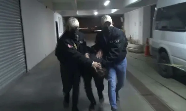 İstiklal Caddesi’ndeki terör saldırısını planlayan Bilal Hassan’ın yurt dışına kaçıran Hazni Gölge İstanbul’a getirildi! Emniyette işlemleri sürüyor