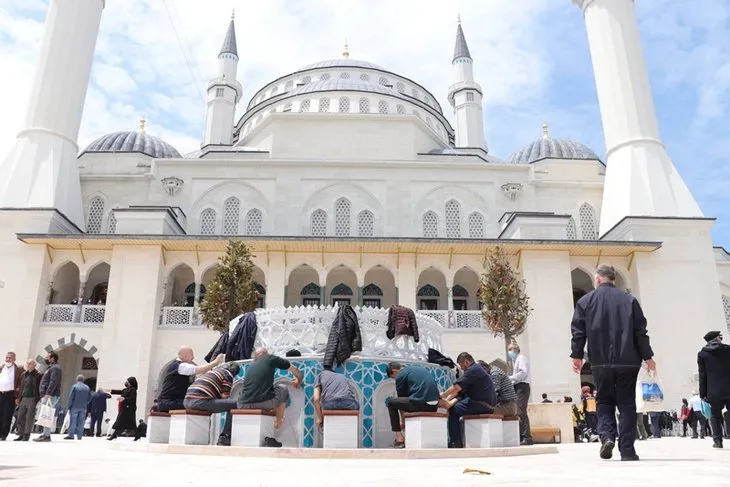 Başkan Erdoğan’ın açılışını yaptığı Uzun Mehmet Camisi'nde ilk Cuma namazı kılındı