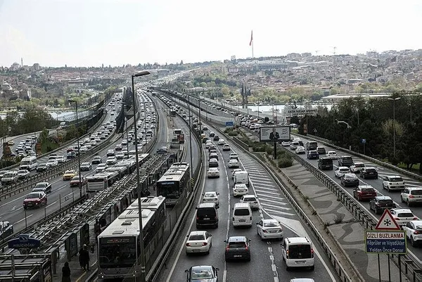1682097755410.jpeg İstanbul'da trafik kilitlendi! Bayram yoğunluğu yüzde 80 - 3
