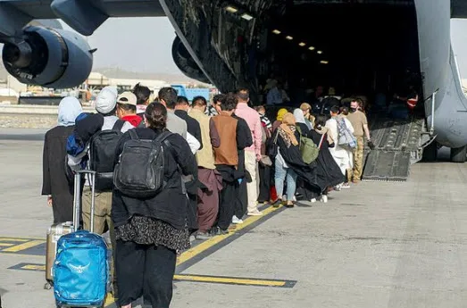 Afganistan'dan tahliye yapan dev askeri uçaktan skandal görüntüler! Eski Kraliyet Deniz komandosundan flaş sözler... - 1