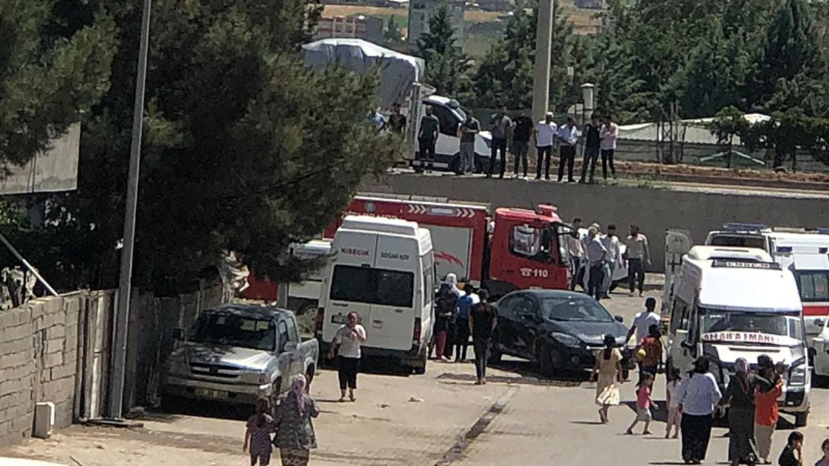 Tarım işçilerini taşıyan kamyonet ile otomobil çarpıştı