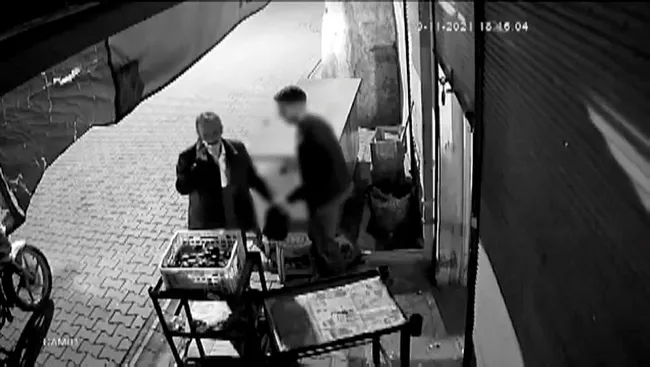 adanada-market-sahibine-is-yerinde-silahli-saldiri-dehset-anlari-kamerada-1638021091932.jpg Adana'da market sahibine iş yerinde silahlı saldırı! Dehşet anları kamerada - 3