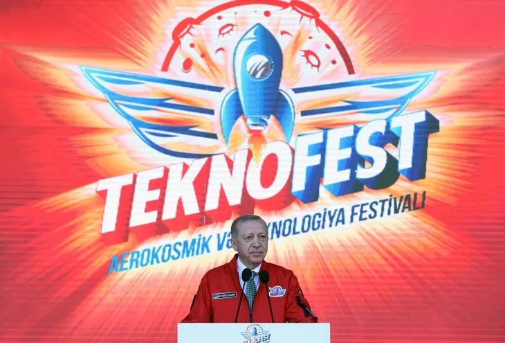 Bakü semalarında hilal ve yıldız! Teknofest'te nefesleri kesen gösteri