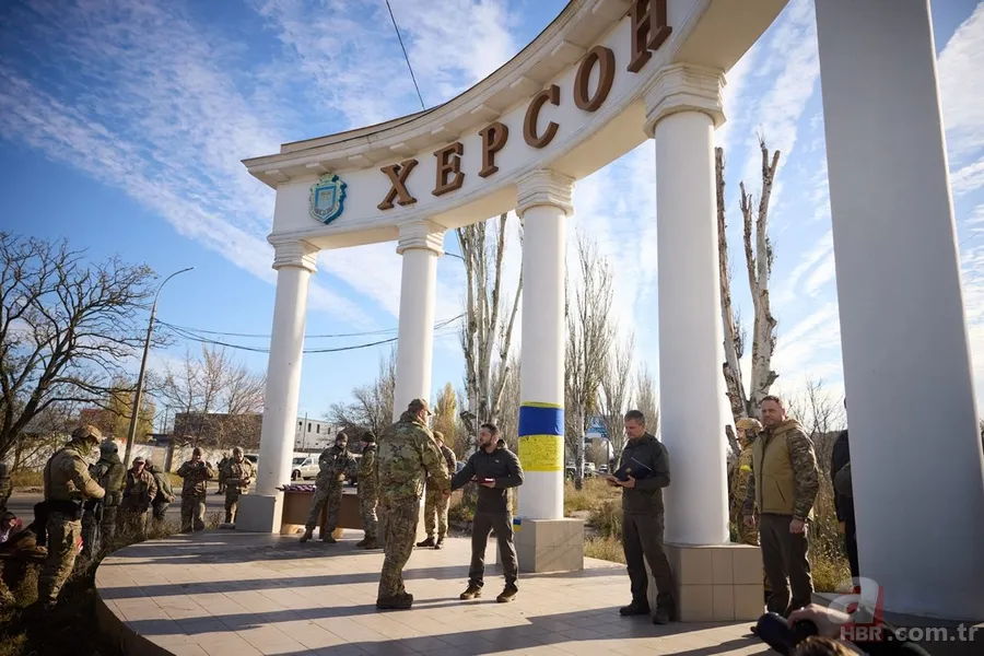 Ukrayna Devlet Başkanı Zelenskiy Herson'u ziyaret etti! Askerlerle buluştu 15