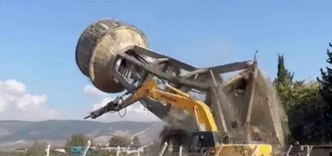 Su kulesi kağıt gibi yerle bir oldu