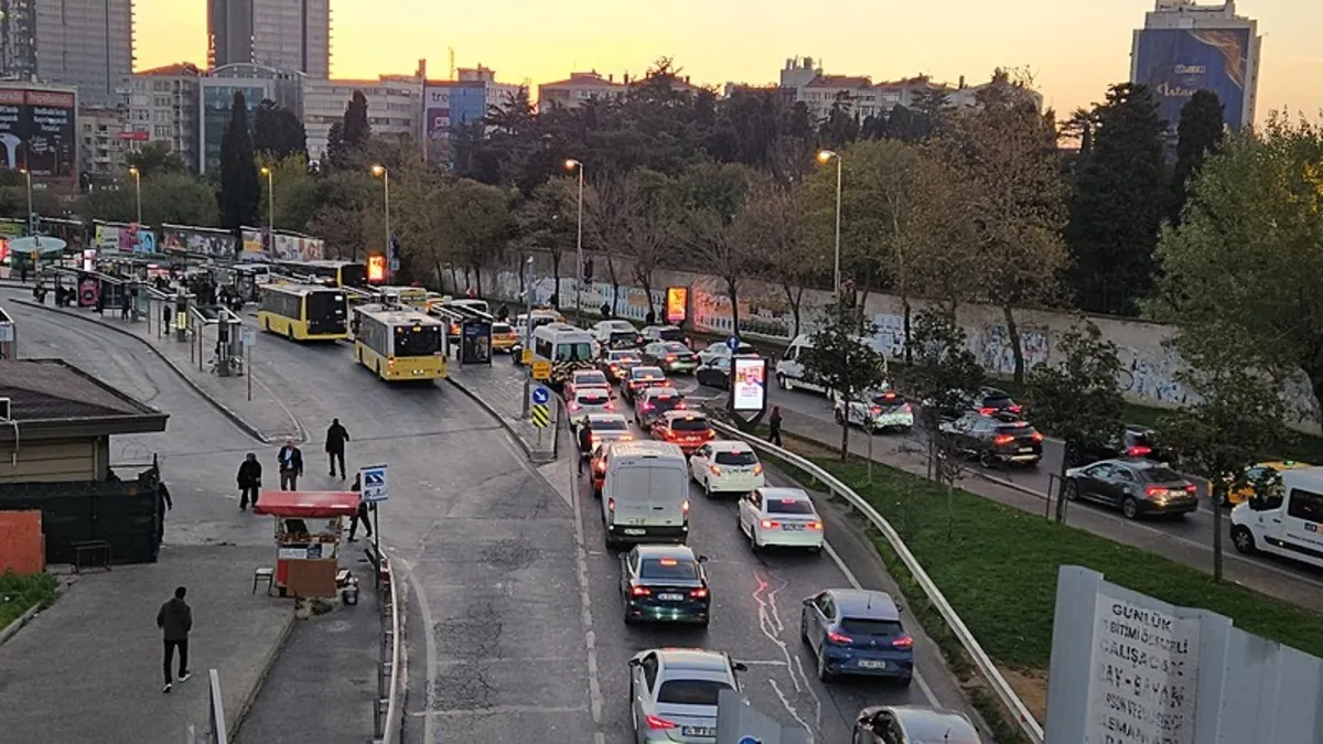 Okullarda ders zili çaldı İstanbul'da trafik yine kilitlendi