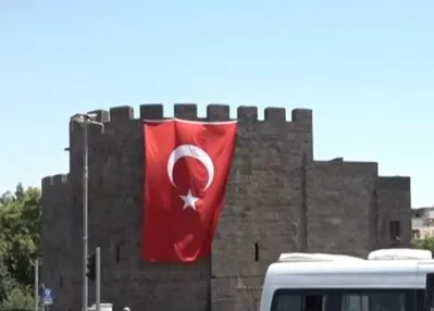 Diyarbakır surlarına Türk bayrağı asıldı