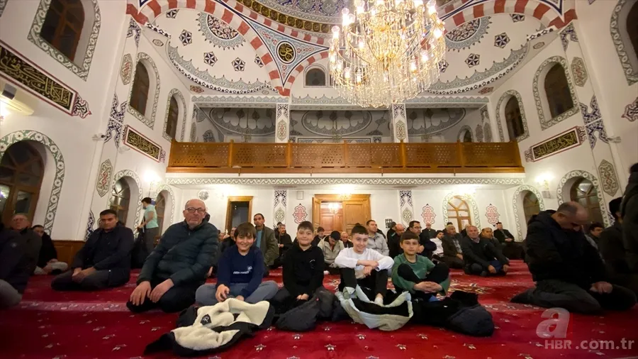 On bir ayın sultanı Ramazan başladı: İlk teravih namazında camiler dolup taştı! 12