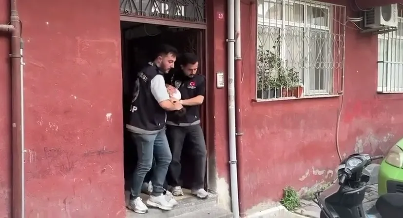 sapkalilar-cetesine-es-zamanli-baskin-is-yeri-kursunlayip-adam-yaralamislardi-1786700344491.jpeg 'Şapkalılar' çetesine eş zamanlı baskın! İş yeri kurşunlayıp adam yaralamışlardı - 2
