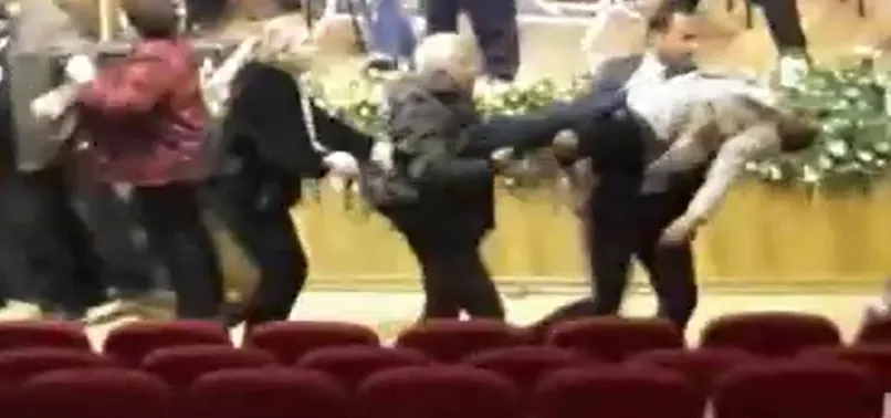 İYİ Parti'de boks maçı gibi kongre! Baygınlık geçirdi iki kişinin kucağında salondan çıkarıldı! İşte o anlar...