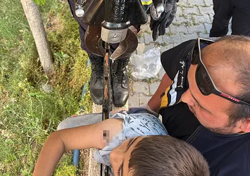 Okul duvarından atlarken korkulup koluna saplandı