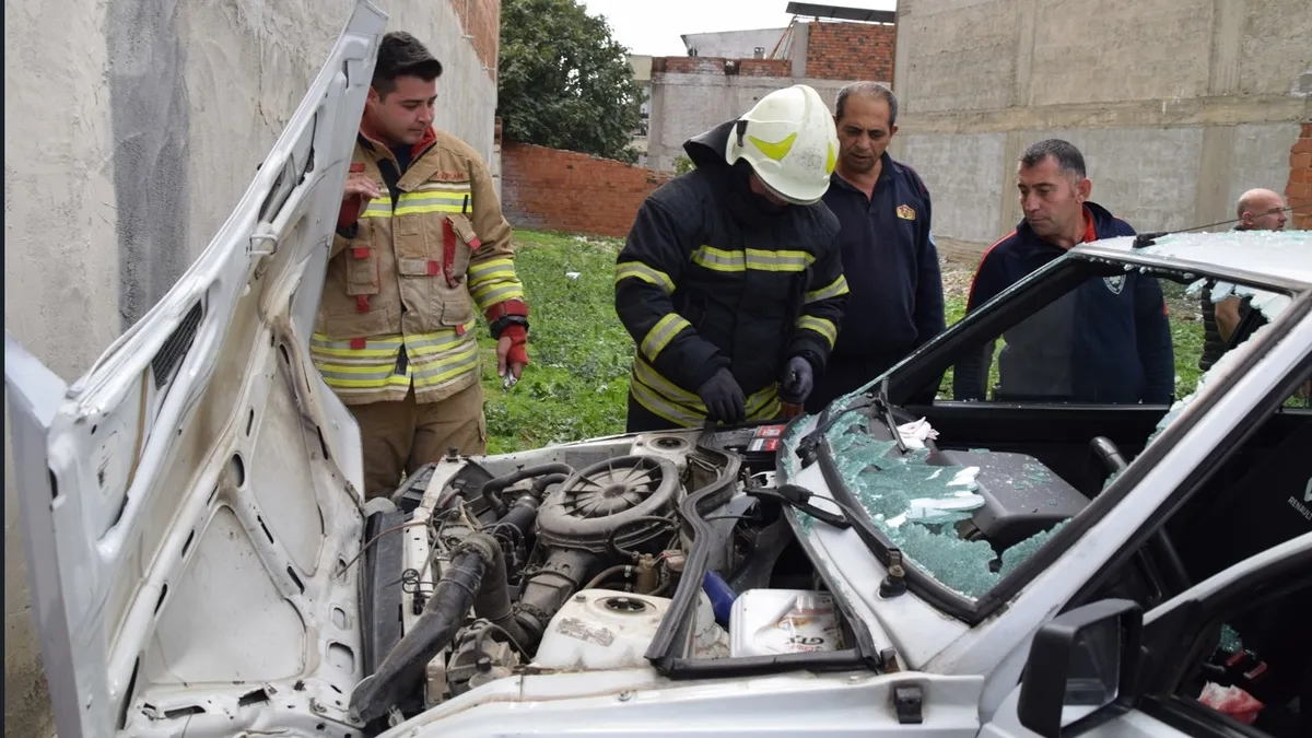 Manisa'da otomobil duvara çarptı: 2 yaralı