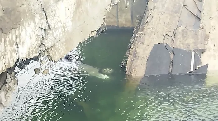 Dünya cesur Ukraynalı askerlerini konuşuyor: Biri köprüyü kendisiyle birlikte havaya uçurdu diğeri Rus konvoyunun önüne tek başına geçti